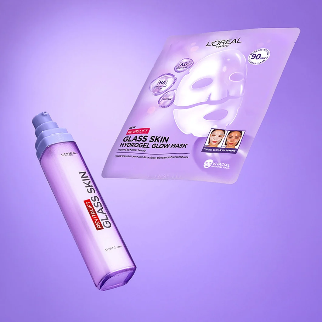 L'Oréal Paris Revitalift Glass Skin flytande ansiktskräm och Hydrogel Glow Mask mot ljuslila bakgrund.