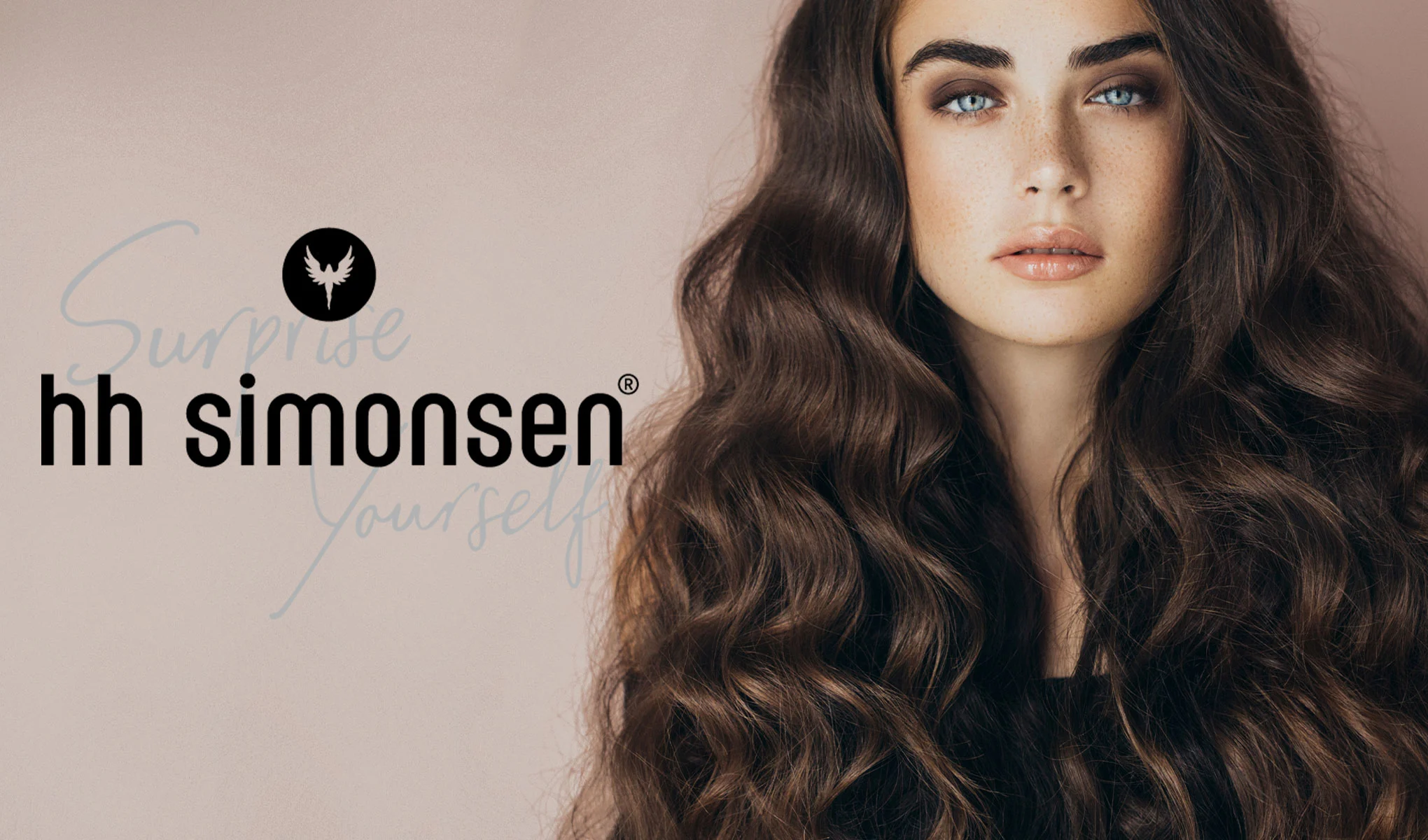 Person med långt, vågigt hår. Till vänster om personen finns texten "hh simonsen" och sloganen "Surprise Yourself".