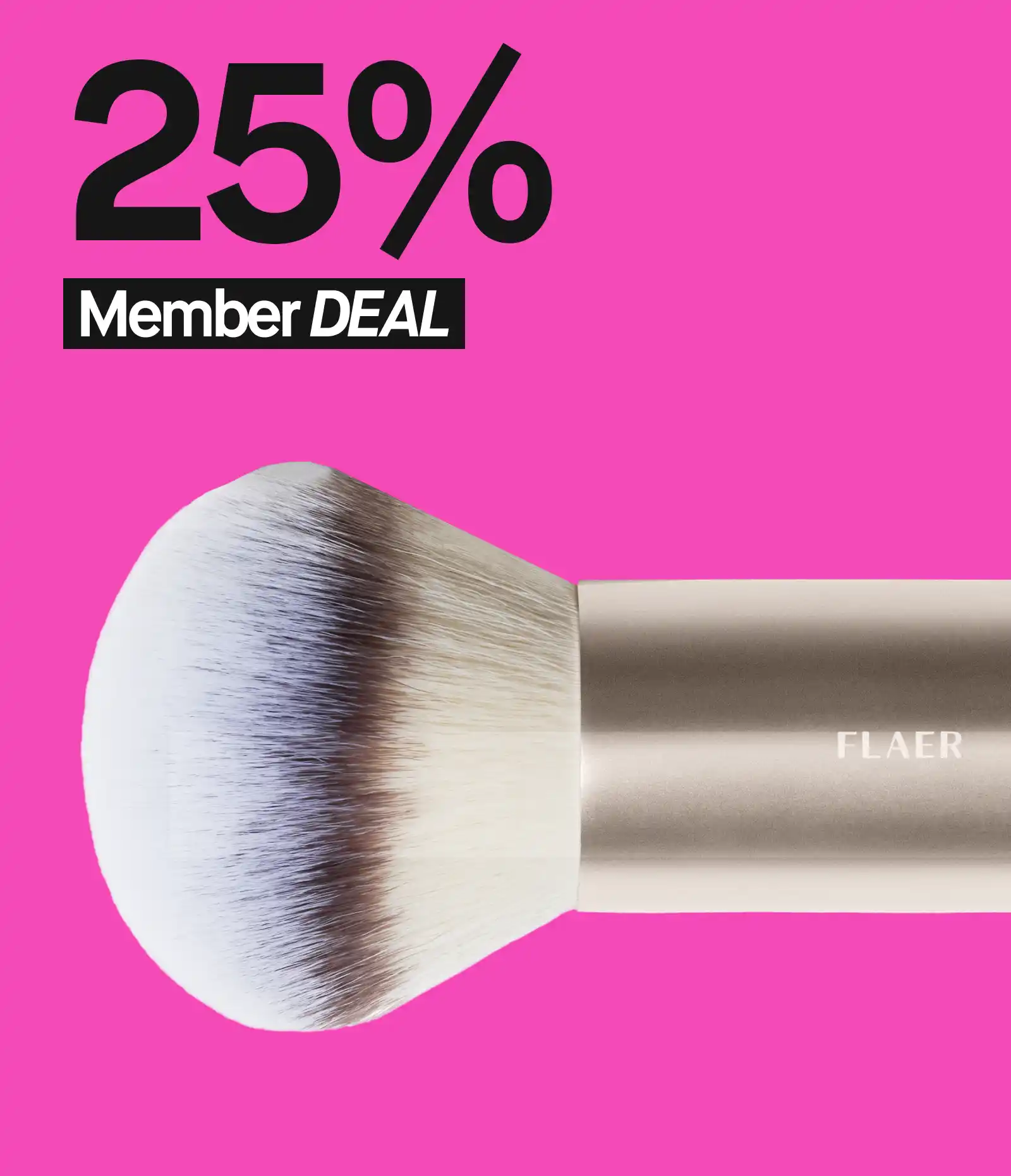 Flaer sminkborste med 25% rabatt för medlemmar, mot en rosa bakgrund.