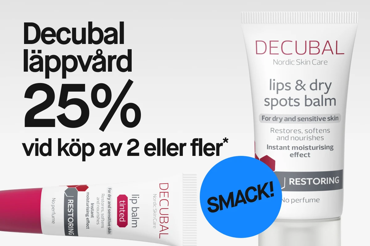 Kampanjbild för Decubal läppvård med texten ”Decubal läppvård 25% vid köp av 2 eller fler”. Tre stående produkter visas: Decubal Lip Balm Tinted, Decubal Lips & Dry Spots Balm Restoring och Decubal Lip Balm Sun SPF 30, mot ljus bakgrund med blå cirkel med texten ”SMACK!”.