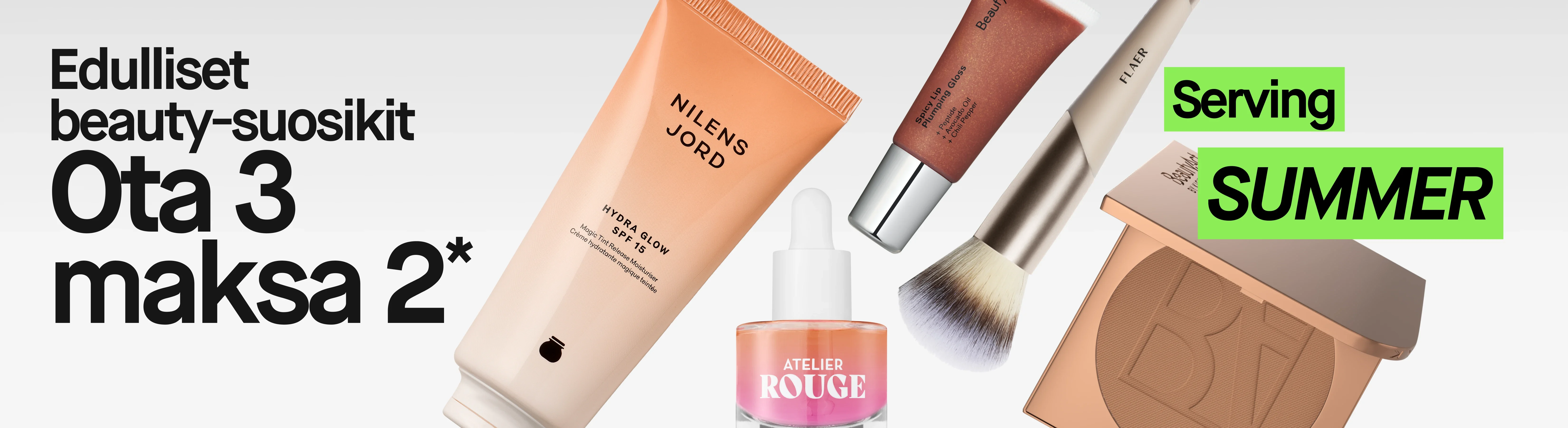 Kampanjakuva tekstillä ”Prisvärd beauty 3 för 2*” sekä vihreillä tunnisteilla ”Serving” ja ”SUMMER”. Kuvassa näkyvät Nilens Jord Hydra Glow SPF 15 Magic Tint Release Moisturiser, BeautyAct Spicy Lip Plumping Gloss, Atelier Rouge -seerumi, Flawless-meikkisivellin ja BeautyAct-puuterituote vaaleanharmaata taustaa vasten.