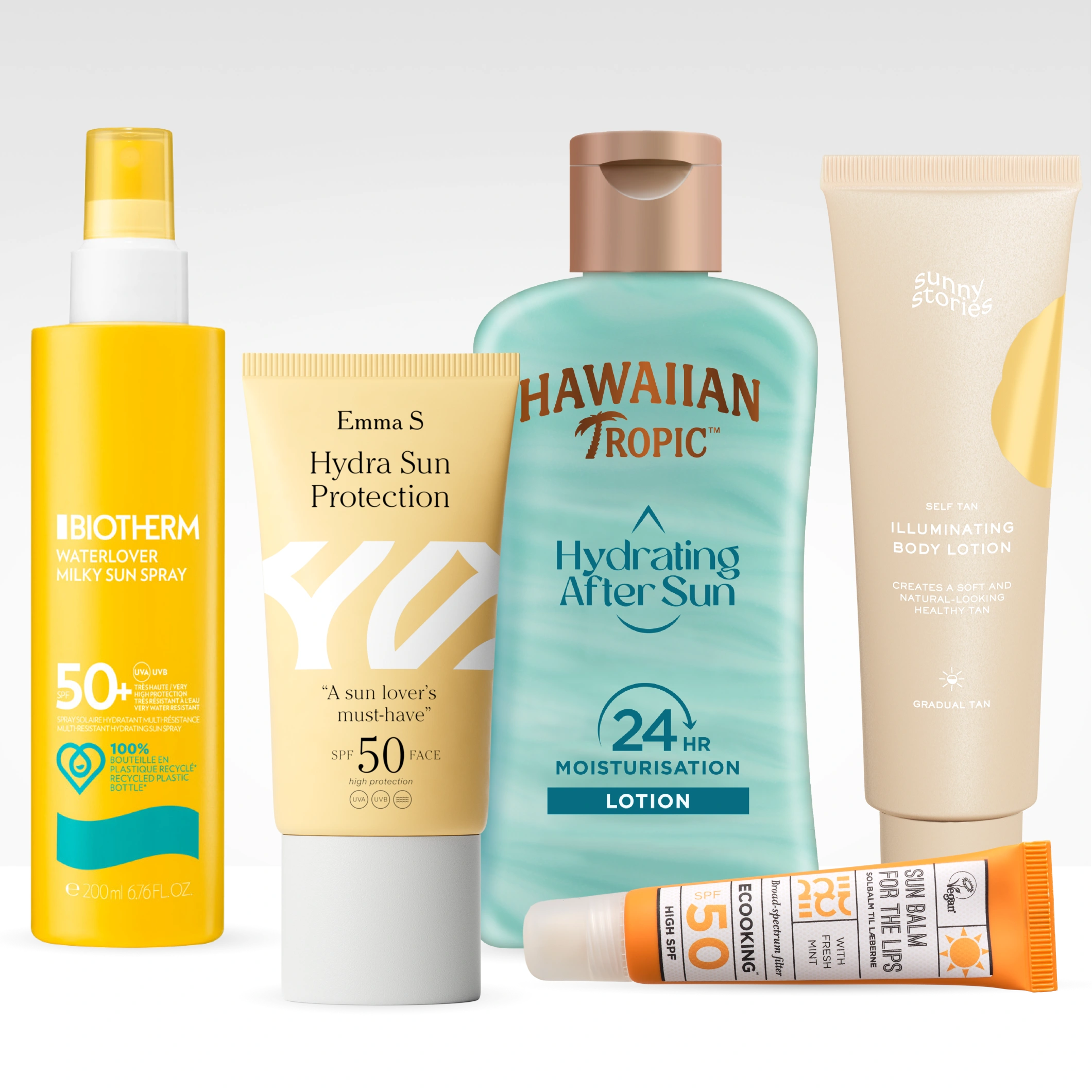 Useita aurinkotuotteita vaaleaa taustaa vasten: Biotherm Waterlover Milky Sun Spray SPF 50+, Emma S Hydra Sun Protection SPF 50 Face, Hawaiian Tropic Hydrating After Sun Lotion 24HR, Sunny Stories Illuminating Body Lotion ja Ecooking Sun Balm For The Lips SPF 50 oranssissa tuubissa.