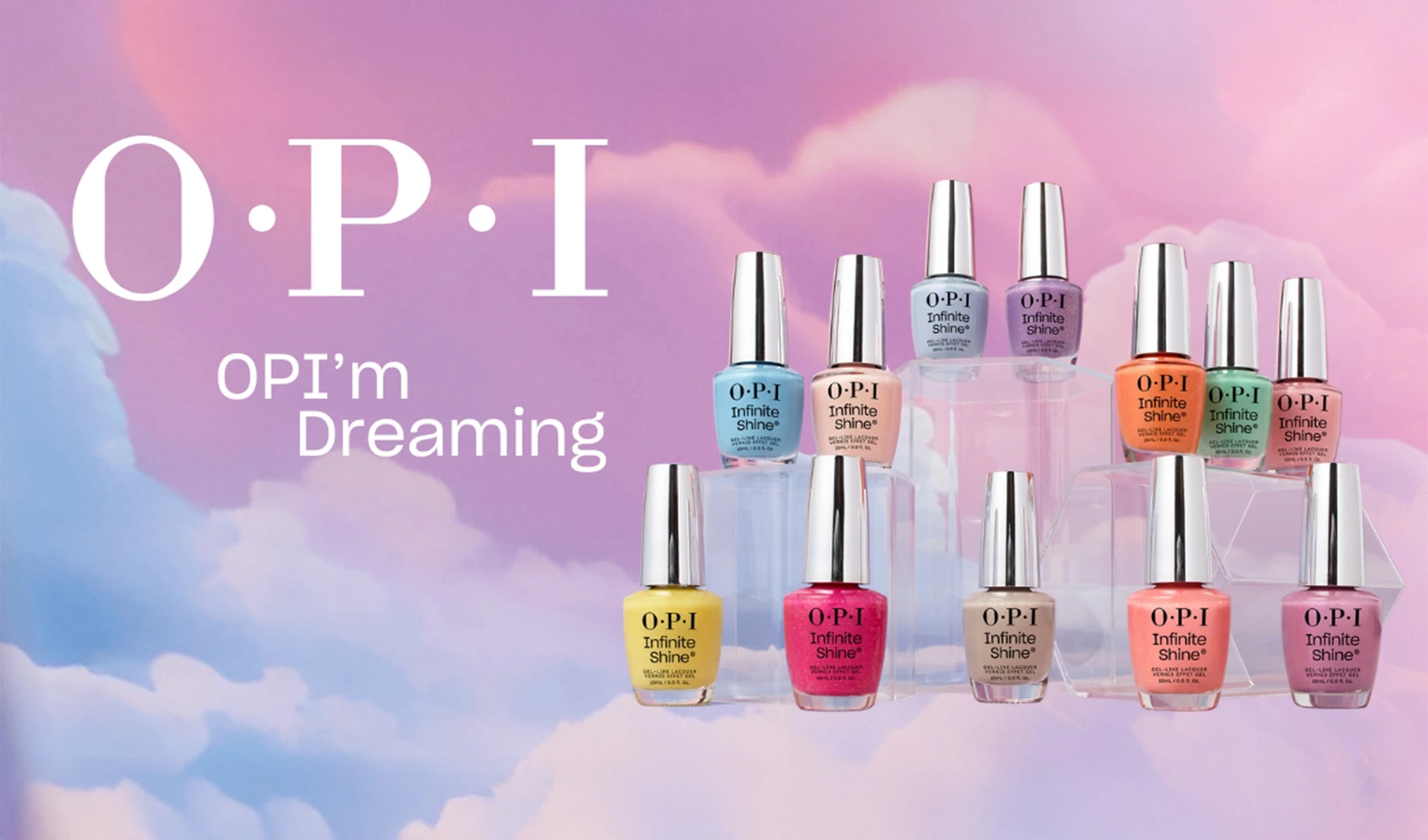 Flere OPI Infinite Shine-neglelakkflasker i ulike farger, plassert på gjennomsiktige kuber mot en bakgrunn av rosa og blå skyer. Teksten «OPI OPI'm Dreaming» er synlig til venstre.