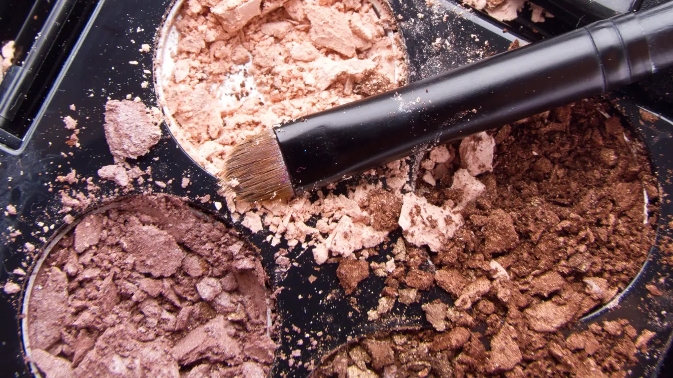 Øyenskyggepalett med sminkebørste.