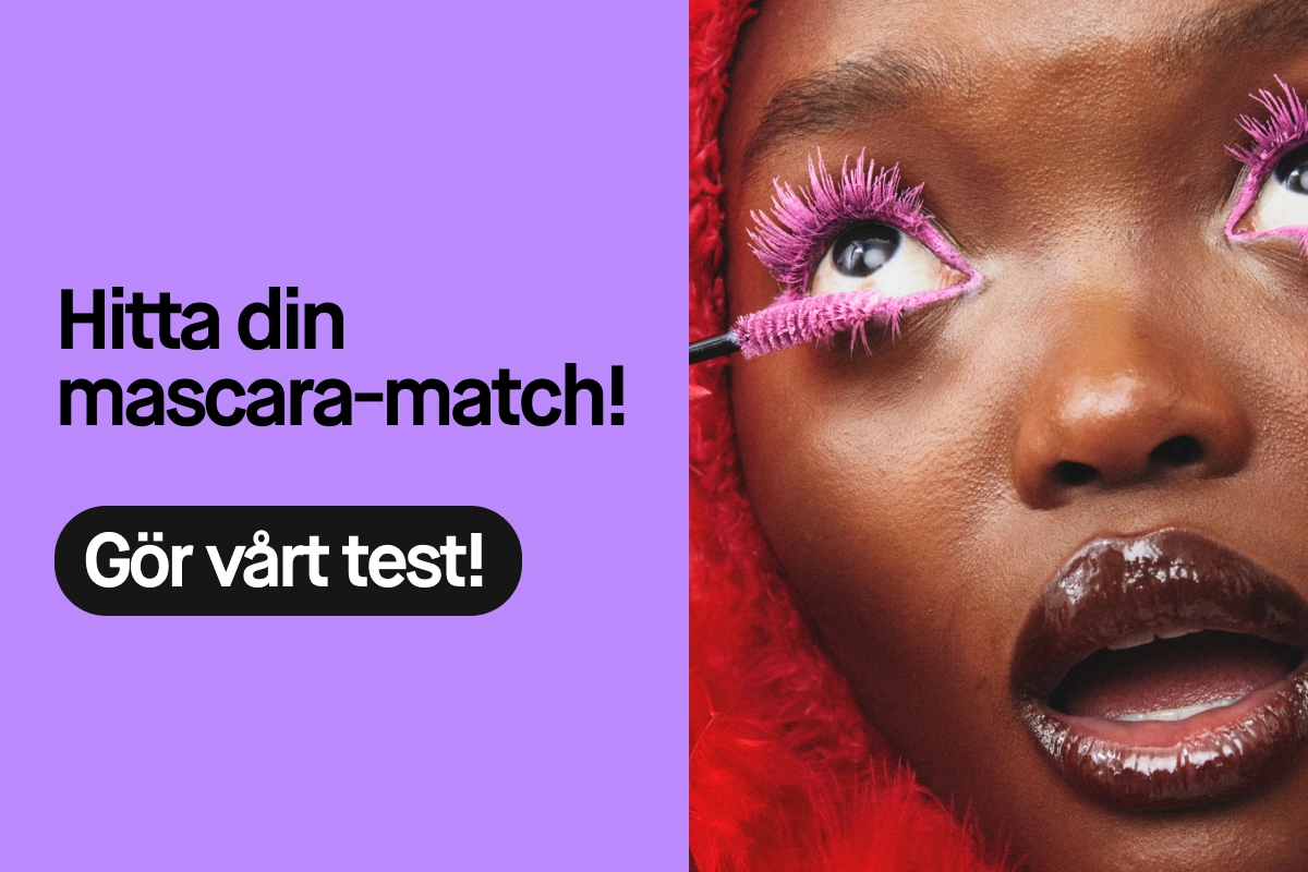 Texten “Hitta din mascara-match!” och “Gör vårt test!” visas tillsammans med en närbild på en person som applicerar rosa mascara på sina fransar och har glansiga läppar.