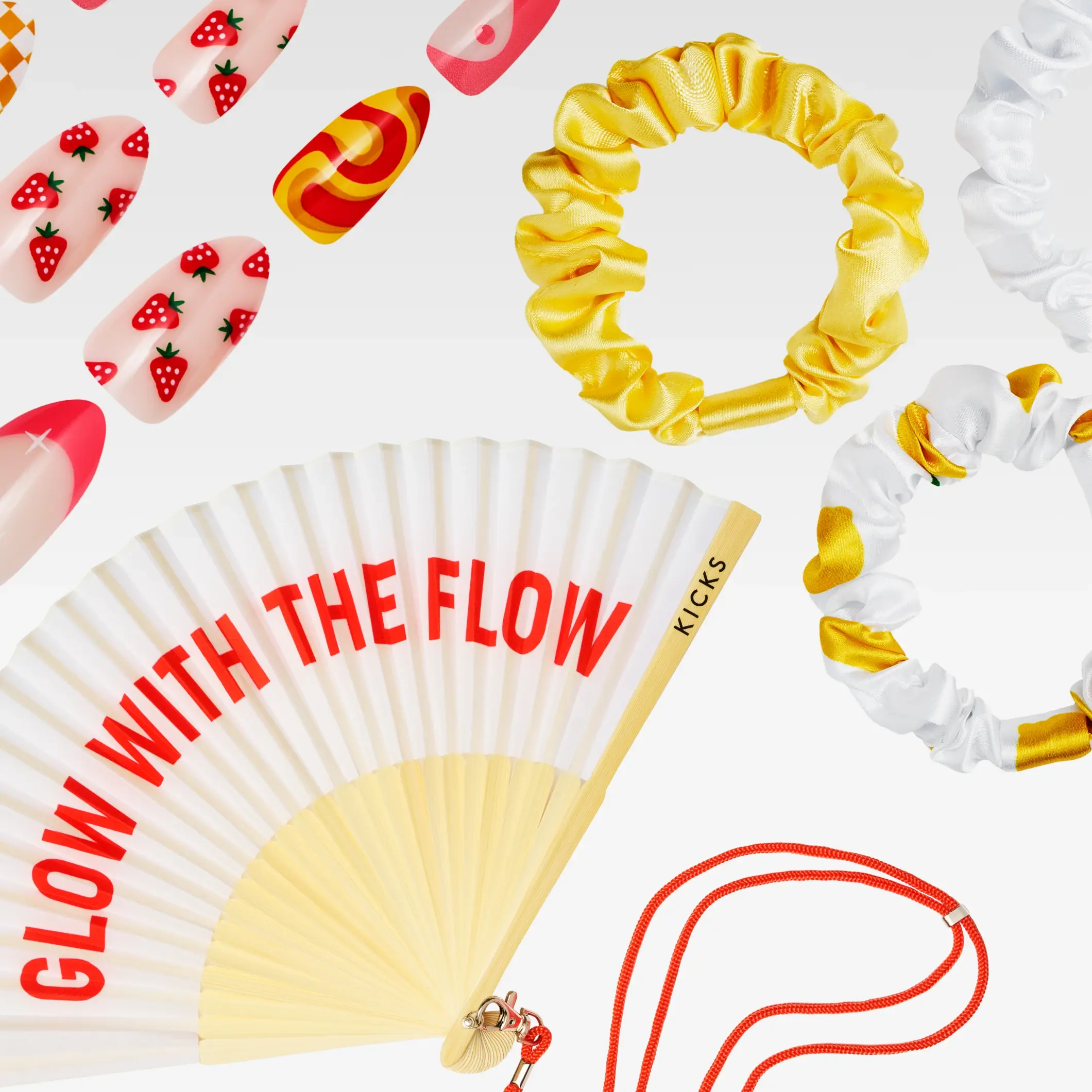 Sommeraccessoirer med negledesign i jordbærmønster og fargerike mønstre, gule og hvite scrunchies samt vifte med teksten "GLOW WITH THE FLOW" og "KICKS".