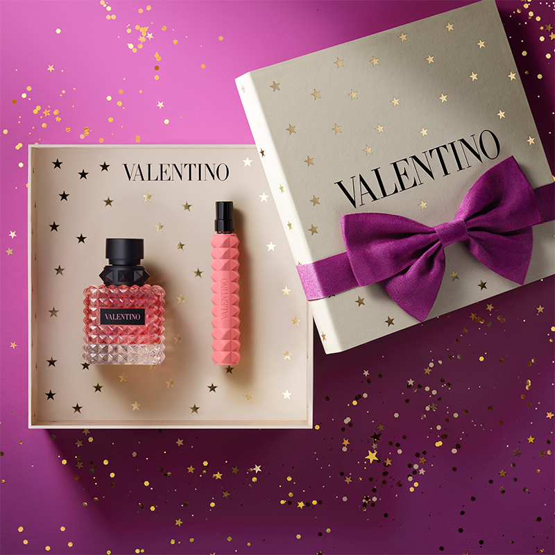 Valentino couture-gavesett Donna Born In Roma Intense parfyme med lilla sløyfe. Perfekt julegave og gavetips til henne på glitrende lilla bakgrunn.