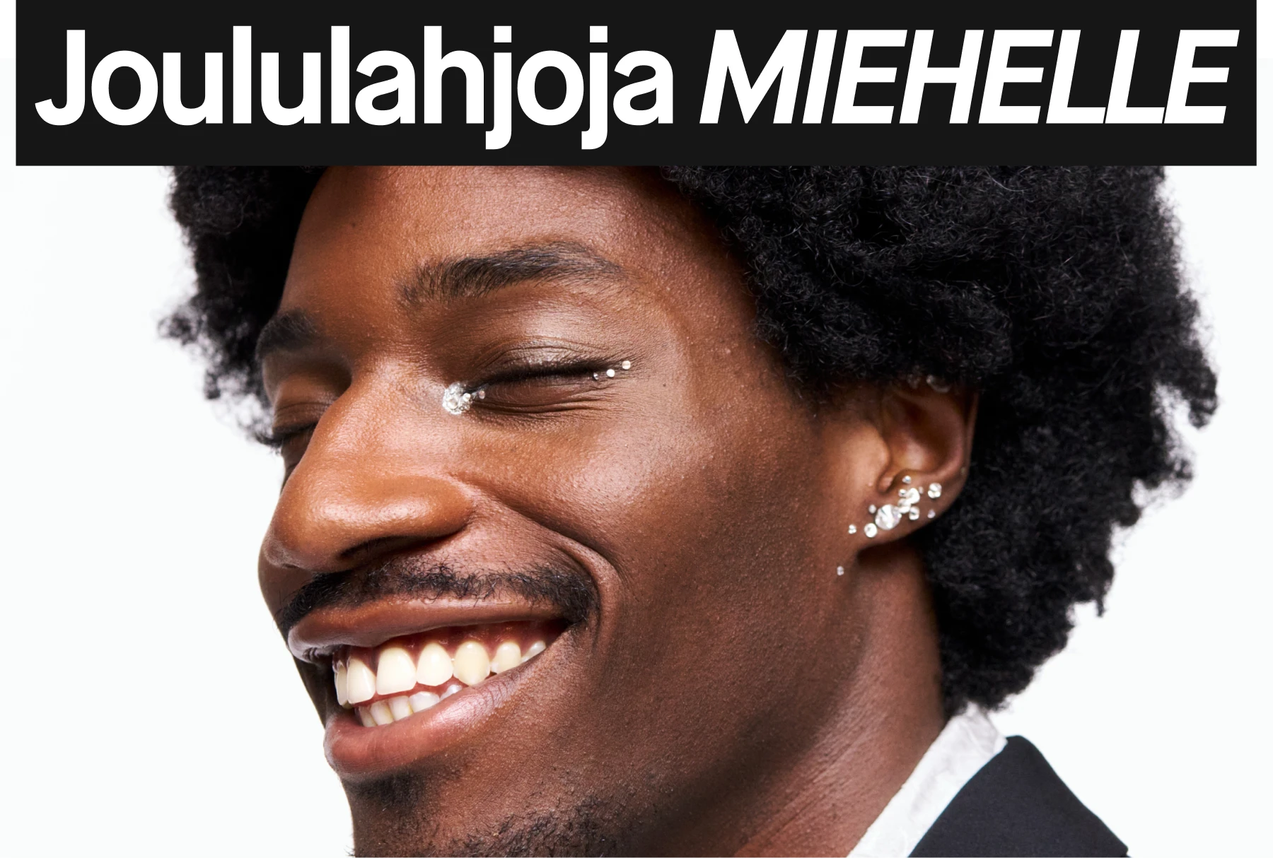 Hymyilevä mies valkoista taustaa vasten