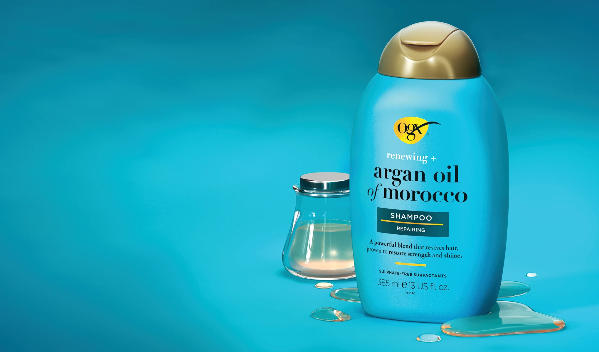 Turkoosi OGX Argan Oil of Morocco -shampoo pullo, jossa on kultainen korkki. Pullo seisoo turkoosilla taustalla, ja sen vieressä on lasipurkki, jossa on arganöljyä.