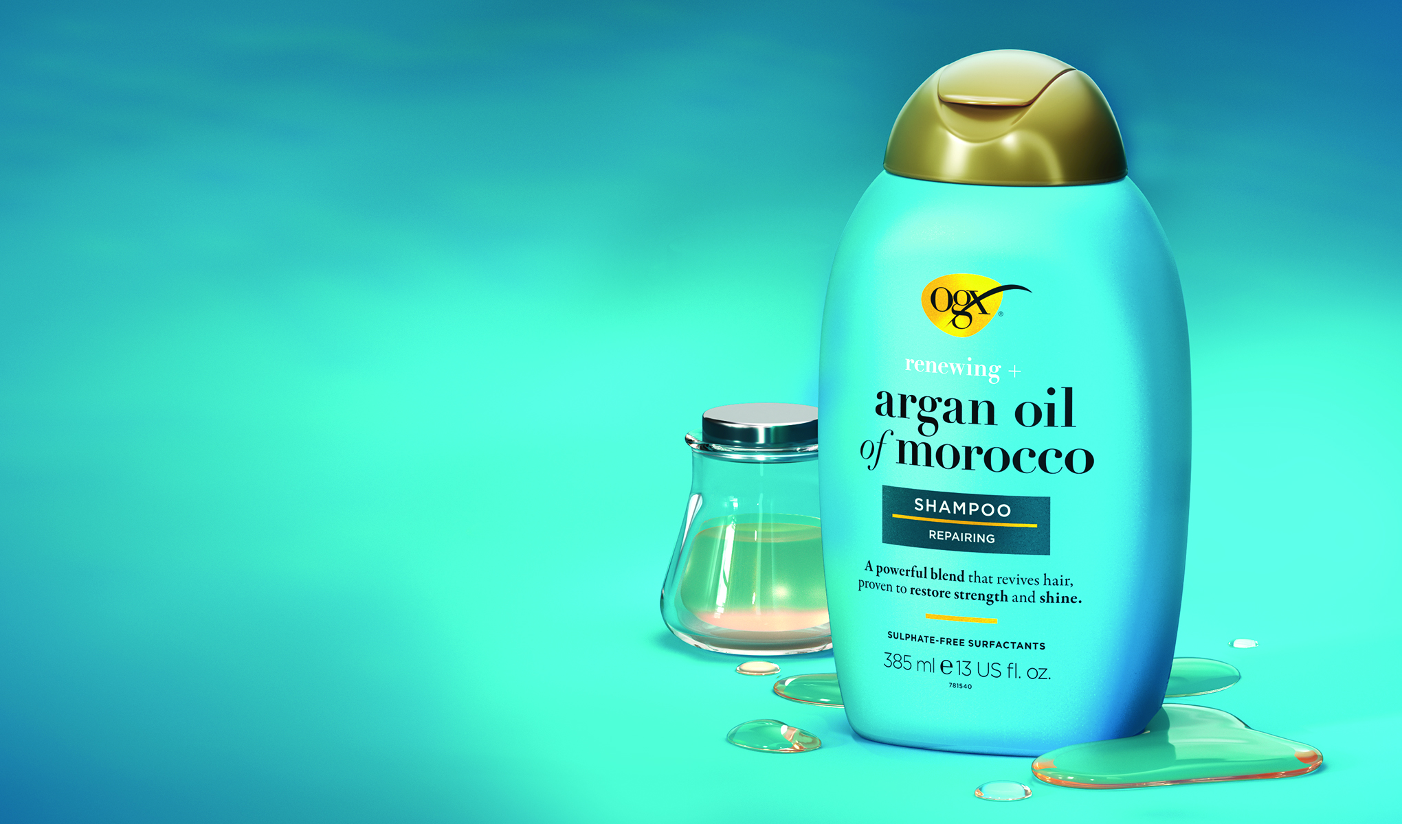 Turkis flaske med OGX Argan Oil of Morocco sjampo, med gullfarget kork. Flasken står på en turkis bakgrunn, ved siden av en glassbeholder med arganolje.