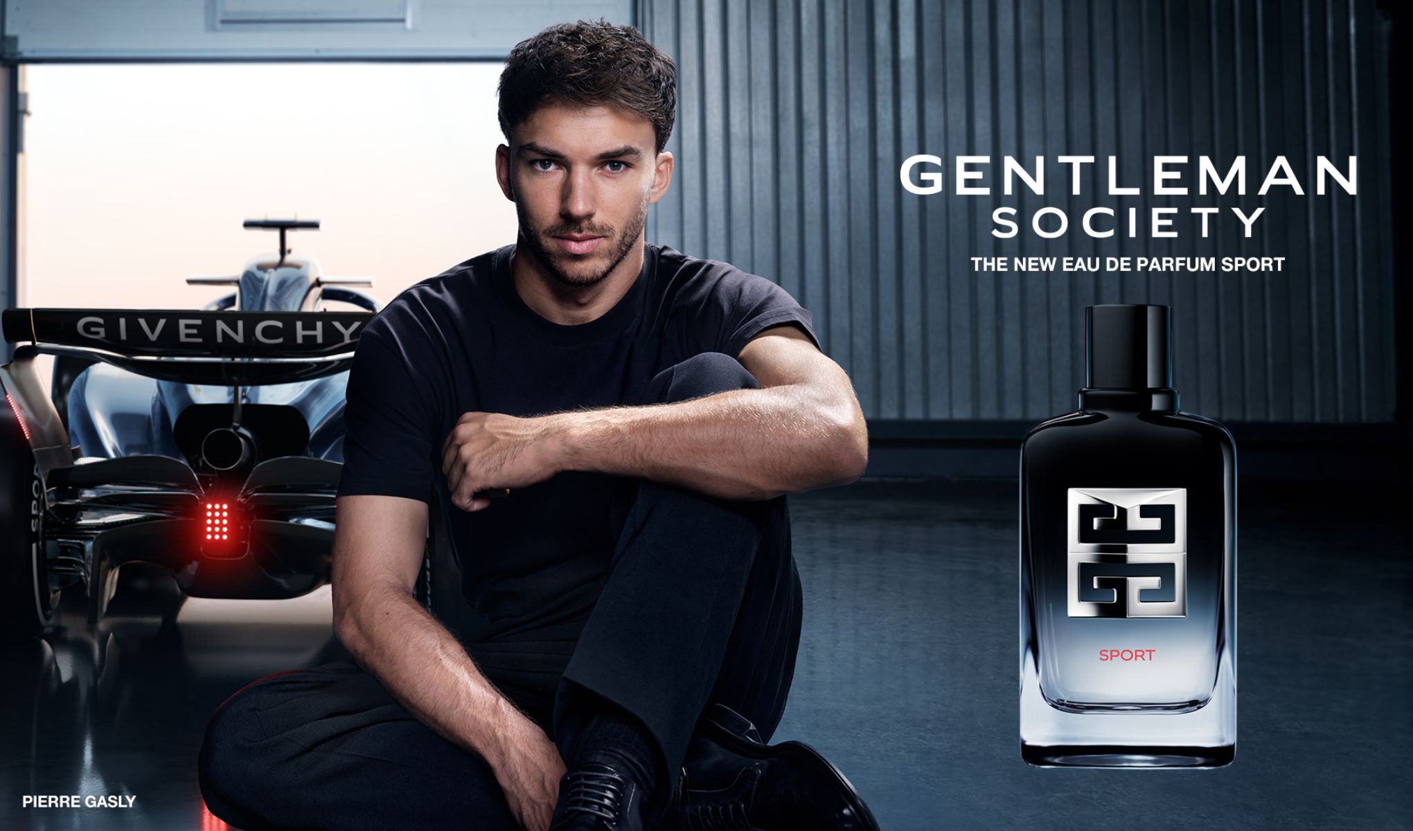 Givenchy presenterar sin nya parfym med en elegant flaska, omgiven av stilfulla modeller klädda i svart.