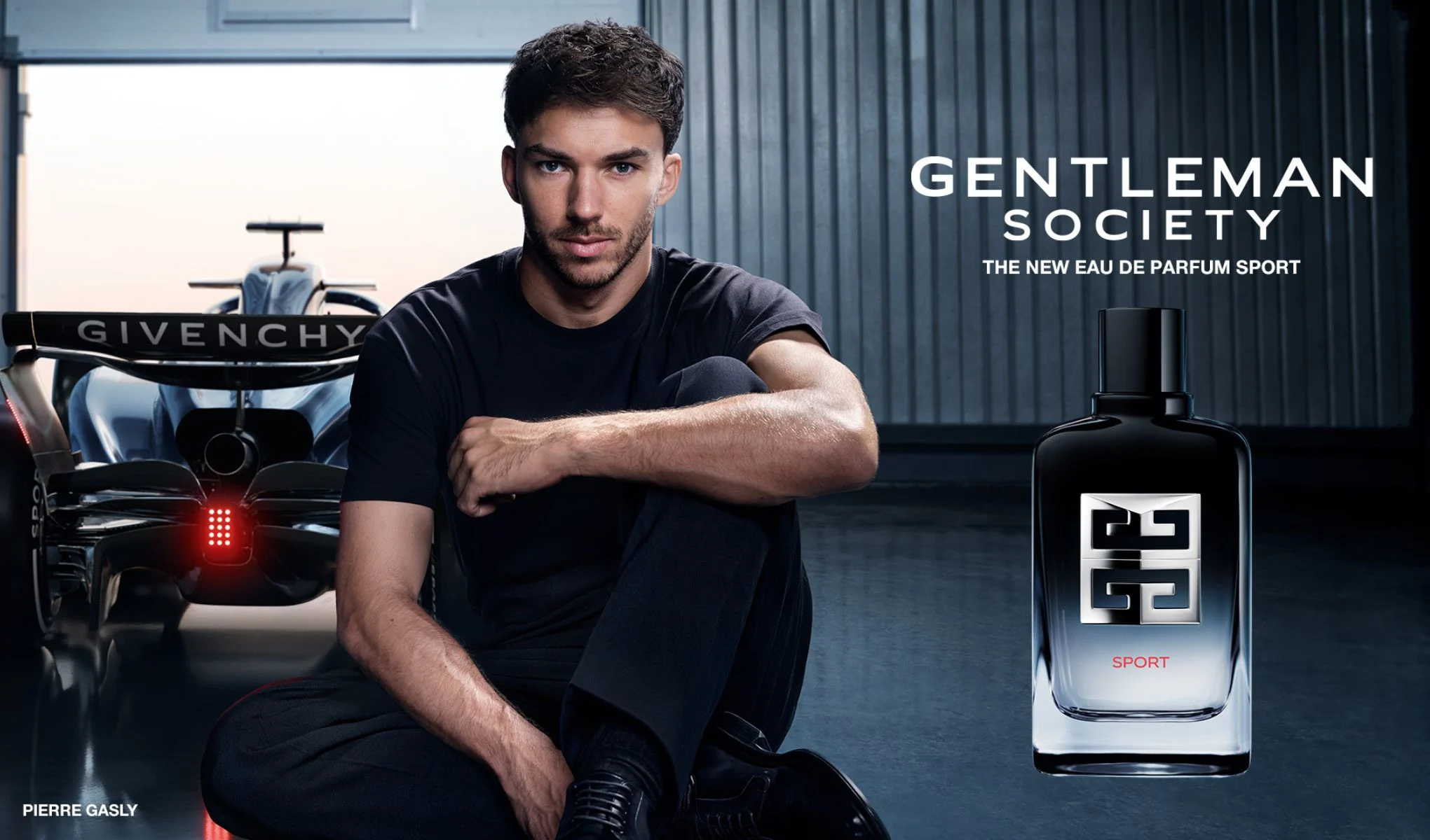 Givenchy presenterar sin nya parfym med en elegant flaska, omgiven av stilfulla modeller klädda i svart.