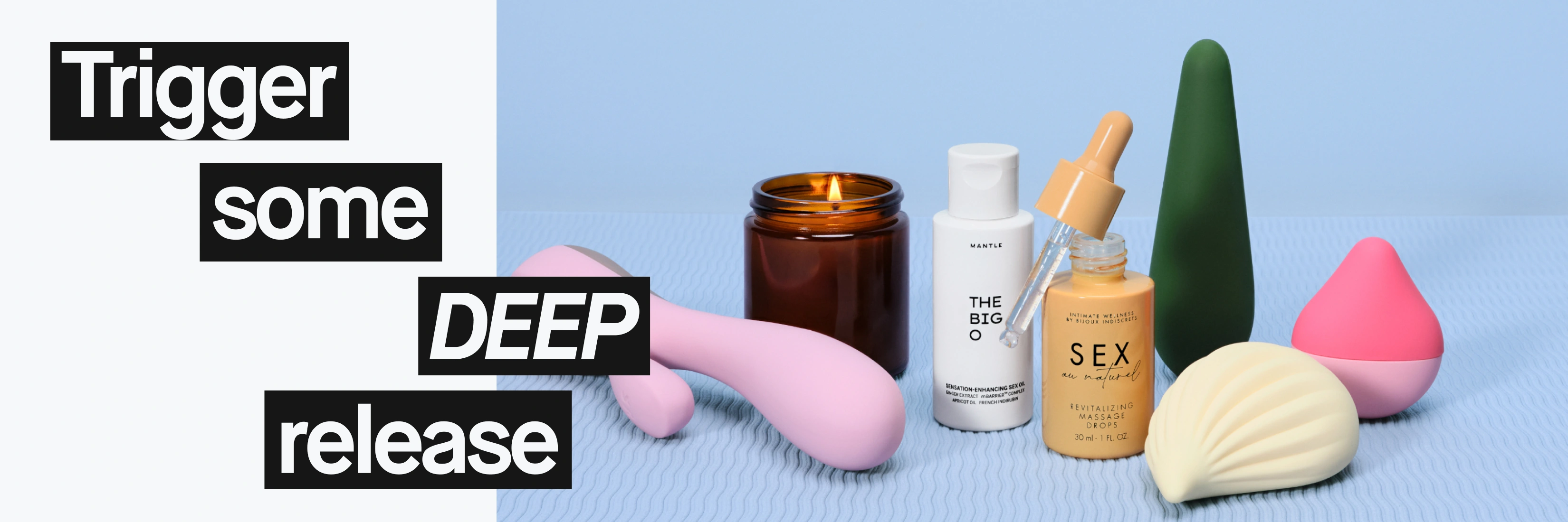 Kampanjakuva, jossa näkyy teksti “Trigger some DEEP release”. Wellness-tuotteita näkyy vaaleansinistä taustaa vasten, mukaan lukien hierontaöljy tekstillä “SEX au naturel”, tuoksukynttilä ja seksileluja vaaleanpunaisena, vihreänä ja beigenä.