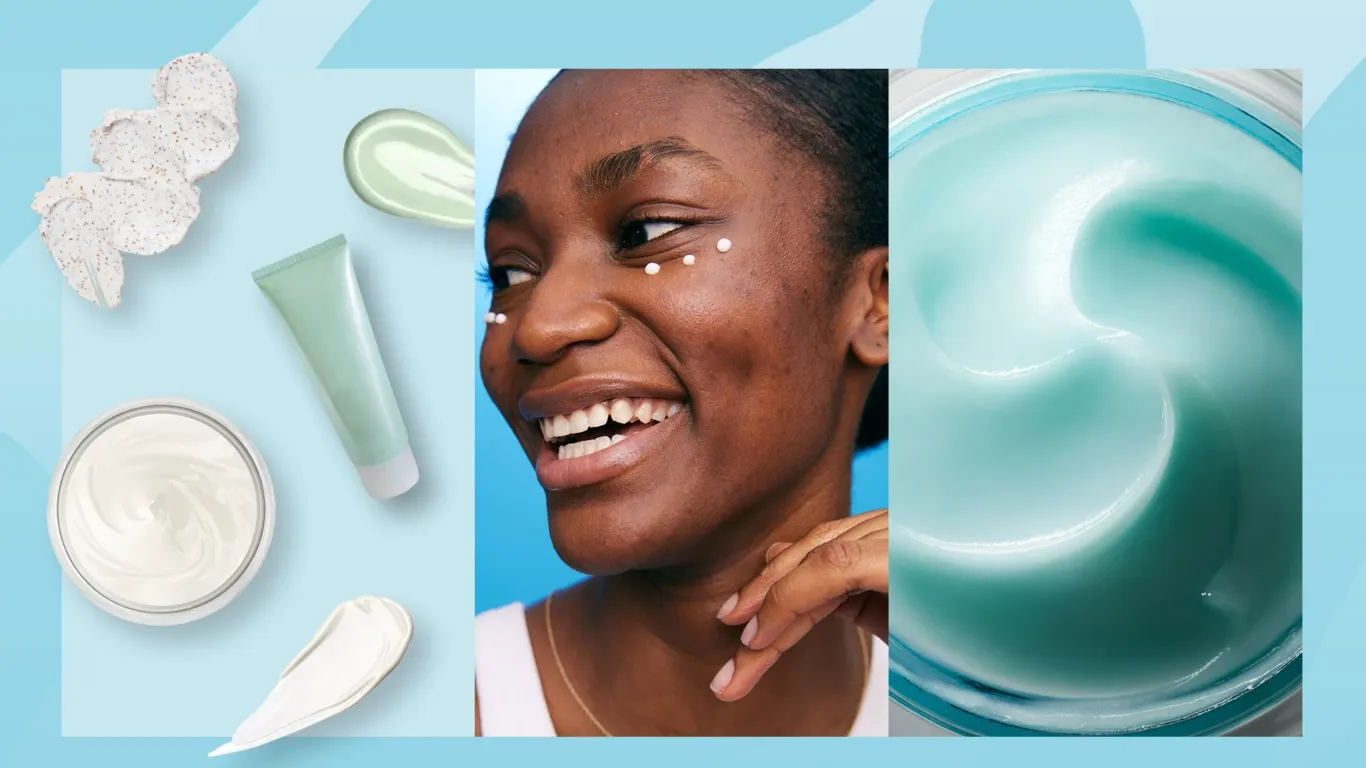 En samling av hudvårdsprodukter inklusive en tub med grön kräm, en burk med vit kräm, en klick vit kräm med exfolierande partiklar, en klick ljusgrön gel och en klick vit kräm. En person håller handen vid ansiktet och en burk med ljusblå kräm syns till höger.