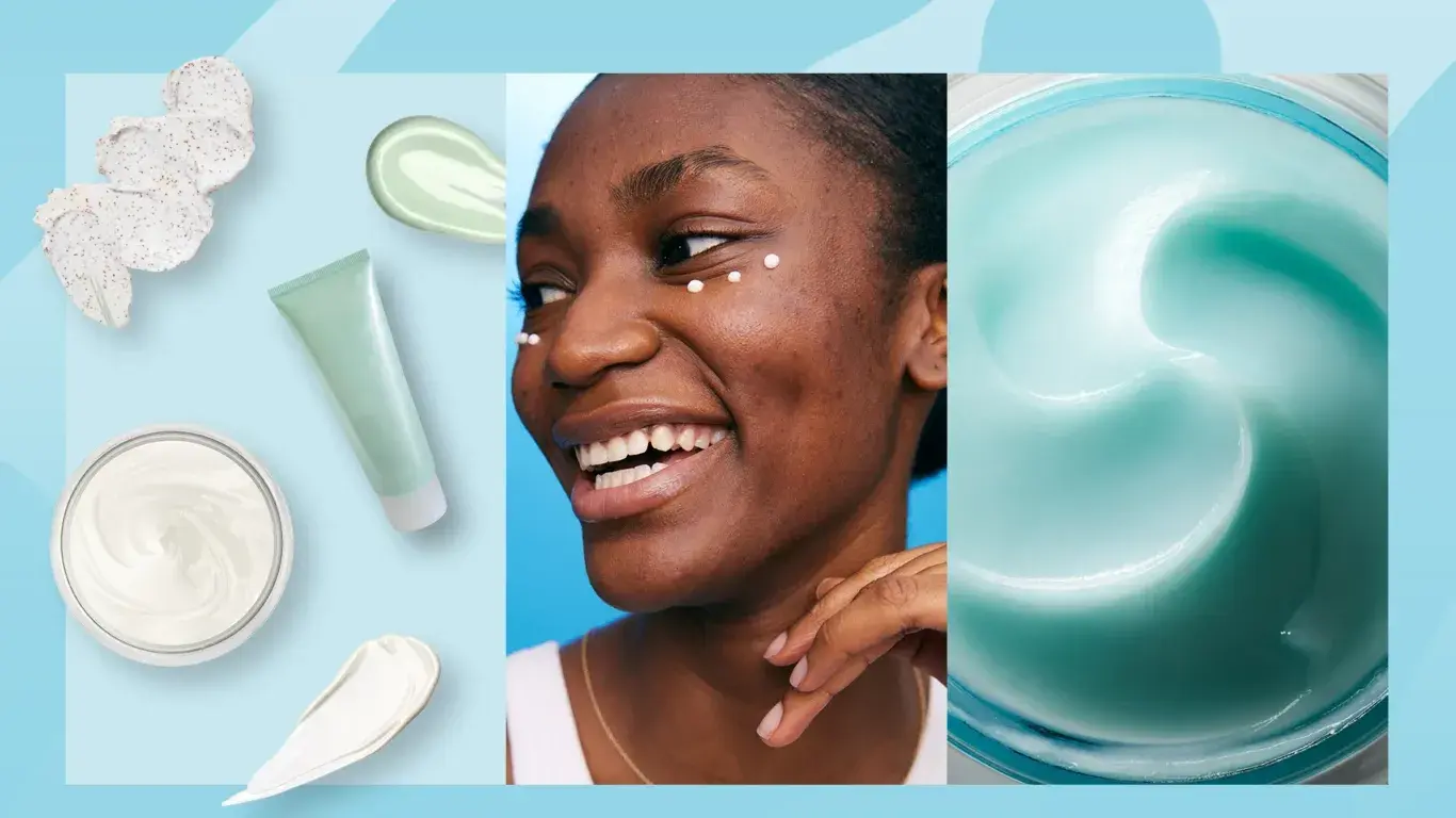 En samling av hudvårdsprodukter inklusive en tub med grön kräm, en burk med vit kräm, en klick vit kräm med exfolierande partiklar, en klick ljusgrön gel och en klick vit kräm. En person håller handen vid ansiktet och en burk med ljusblå kräm syns till höger.