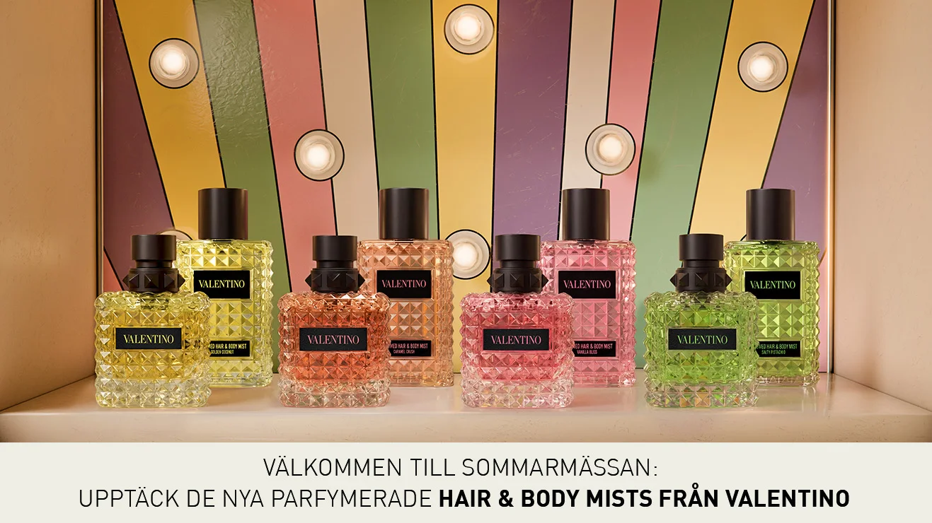 Färgglad kampanjbild med Valentino Hair & Body Mists i gula, persikofärgade, rosa och gröna flaskor framför en dekorativ bakgrund med pastellfärgade ränder och lampor. Texten “VÄLKOMMEN TILL SOMMARMÄSSAN: UPPTÄCK DE NYA PARFYMERADE HAIR & BODY MISTS FRÅN VALENTINO” visas längst ner i bilden.