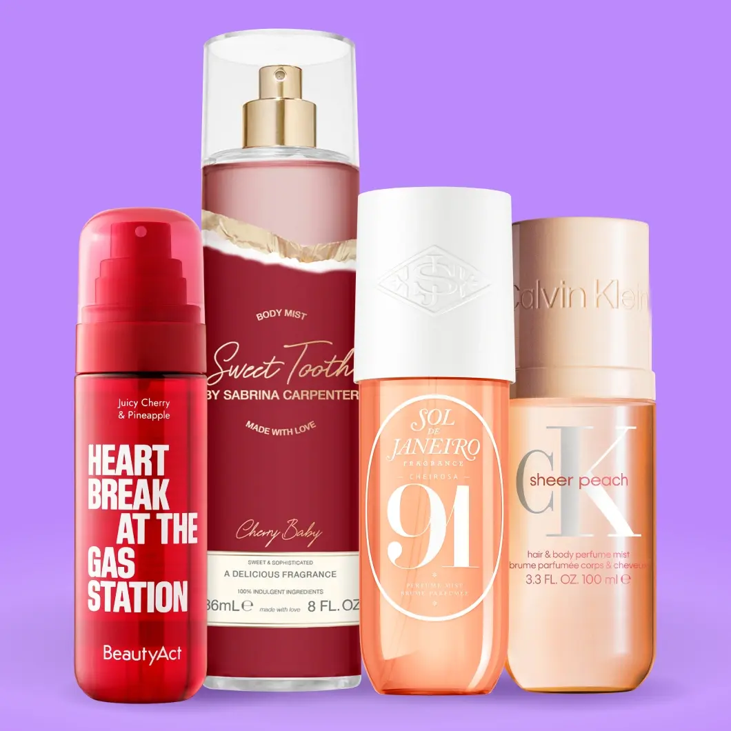 Fyra parfymerade body mists på lila bakgrund: BeautyAct Heart Break at the Gas Station, Juicy Cherry & Pineapple; Sweet Tooth by Sabrina Carpenter Cherry Baby Body Mist, Made with Love, Sweet & Sophisticated, A Delicious Fragrance, 100% Indulgent Ingredients, 236 ml / 8 fl oz; Sol de Janeiro Cheirosa 91 Perfume Mist samt Calvin Klein CK Sheer Peach Hair & Body Perfume Mist, 3.3 fl oz / 100 ml.