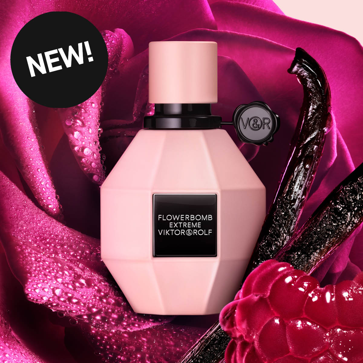 Vaaleanpunainen Flowerbomb Extreme -hajuvesipullo Viktor & Rolfilta, taustalla kasteisia ruusun terälehtiä, vaniljatanko ja mehukas vadelma. Mustassa ympyrässä lukee "NEW!".