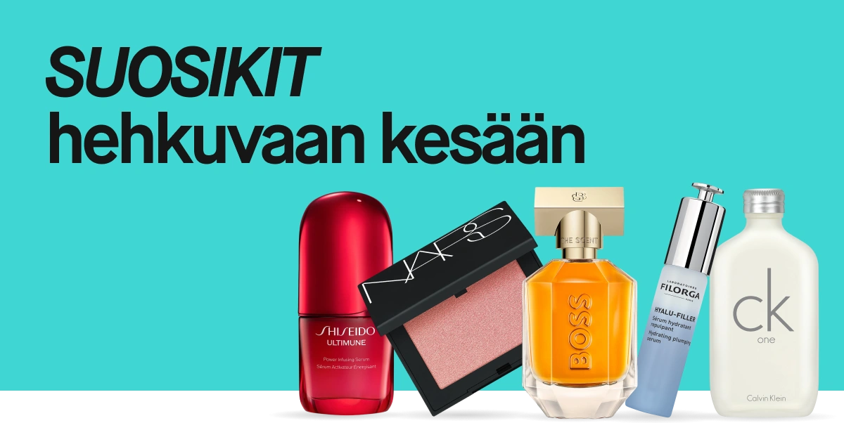 Turkoosi kampanjabanneri tekstillä “MUST-HAVES för en glammig sommar” sekä beauty-tuotteita Shiseidolta, NARSilta, Hugo Bossilta, Filorgalta ja Calvin Kleiniltä. Näkyvissä tuotteissa ovat Ultimune-seerumi, poskipuna, The Scent -hajuvesi, Hyalu-Filler -seerumi ja CK One -hajuvesi.
