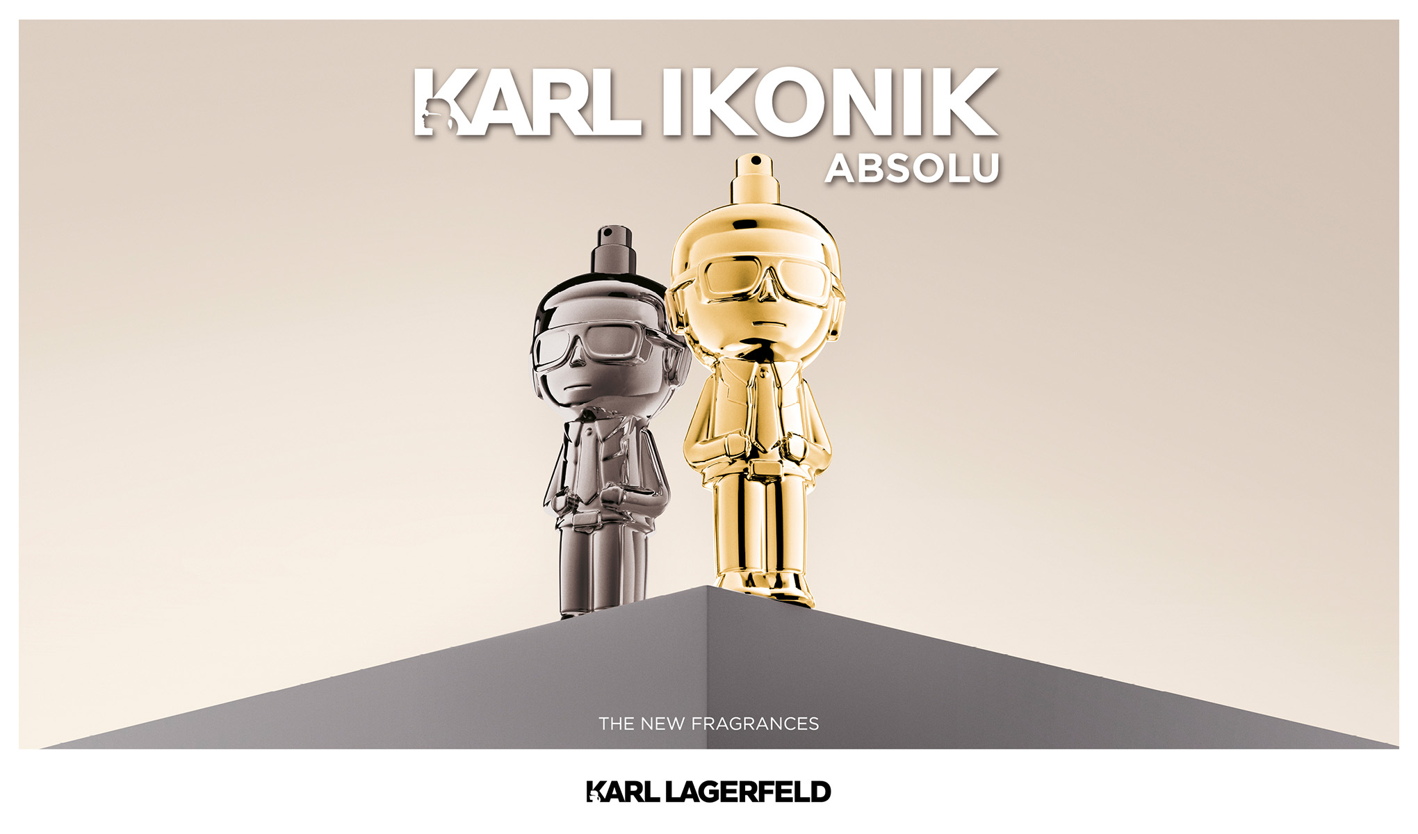 Karl Lagerfeld Ikonik Absolu -tuoksut kahdessa pullossa, hopea ja kulta, muotoiltuina Karl Lagerfeld -hahmoiksi jalustalla vaaleaa taustaa vasten.