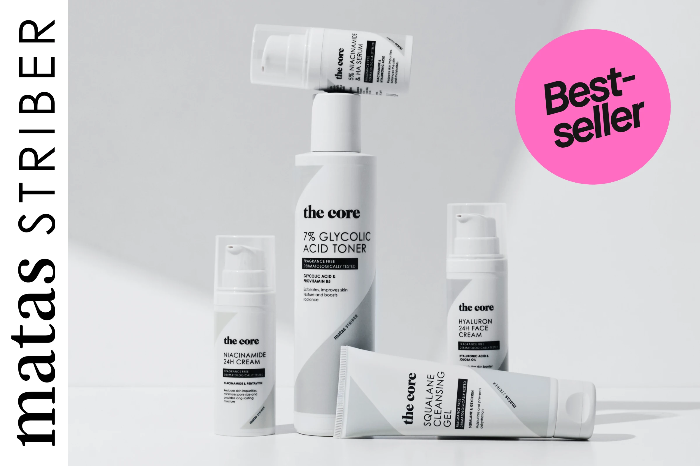 Kuva The Core -ihonhoitotuotteista: glykolihappokasvovesi, kasvovoide ja puhdistusaine minimalistisissa valkoisissa pakkauksissa. Sivulla teksti “matas striber” ja pinkki ympyrä, jossa lukee “Best-seller”.