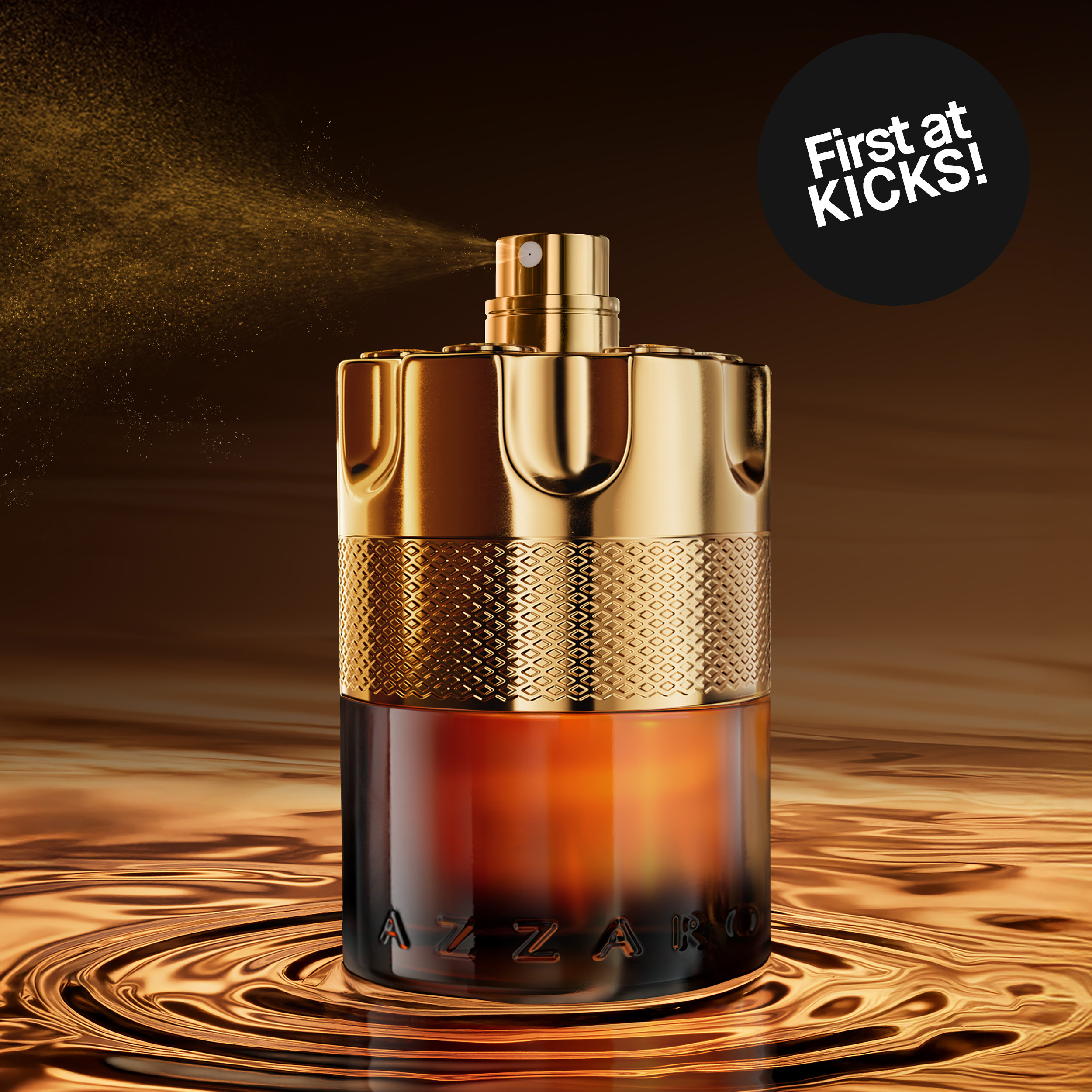Lähikuva kultaisesta AZZARO-hajuvesipullosta, jossa suihke leviää ilmaan, asetettuna heijastavalle kultaiselle pinnalle. Teksti First at KICKS! näkyy mustassa ympyrässä yläkulmassa.