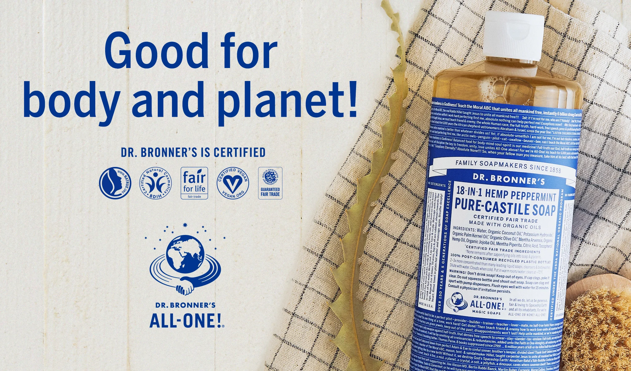 En flaske med Dr Bronner's 18-in-1 Hemp Peppermint Pure-Castile Soap, plassert på et rutete håndkle. Til venstre for flasken står teksten «Bra for kroppen og planeten!» og under den står det «Dr Bronner's is certified» etterfulgt av flere sertifiseringssymboler. Nederst til venstre er det en illustrasjon av jordkloden med teksten «Dr Bronner's All-One!». Bakgrunnen er lys og nøytral.