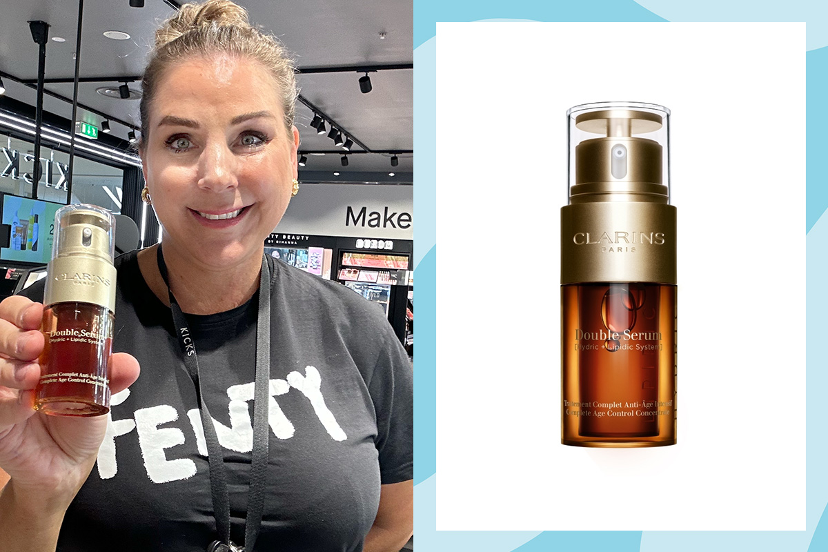 KICKS-työntekijä esittelee Clarins Double Serumia myymälässä, tuotteen tuotekuva oikealla.