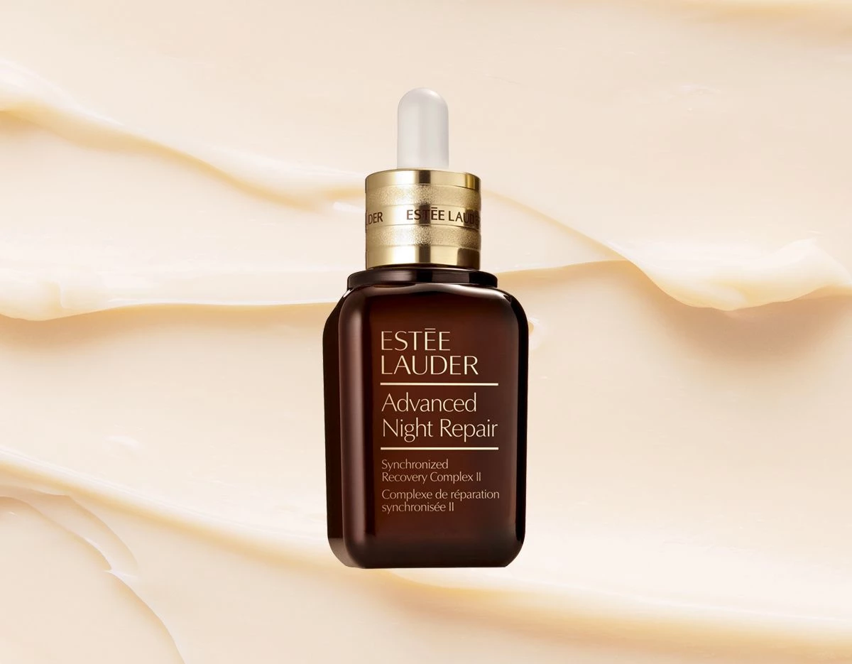Estée Lauderin Advanced Night Repair 50 ml beigeä, laskostettua taustaa vasten.