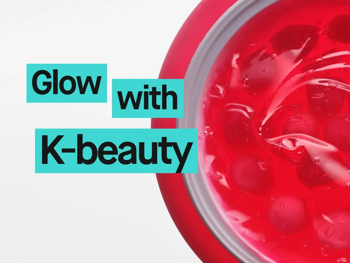 Närbild av röd geltextur i en öppen burk med texten "Glow with K-beauty". Bilden lyfter fram K-beauty och hudvård med fokus på lystergivande produkter.