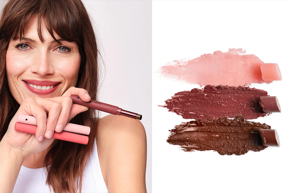 Person holder tre leppeprodukter i rosa og brunrosa nyanser, blant annet en lipliner, ved siden av tre fargeprøver i lys rosa, mørk bærtone og brun nyanse.