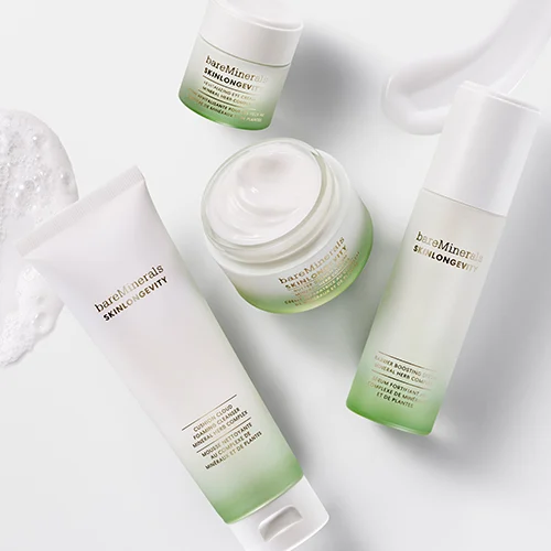 bareMinerals Skinlongevity -ihonhoitotuotteita, kuten puhdistus, seerumi ja kosteusvoide, vaaleassa vihreässä pakkauksessa.