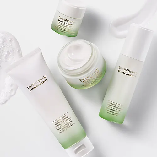 bareMinerals Skinlongevity hudvård med rengöring, serum och fuktkräm i ljusgröna förpackningar.