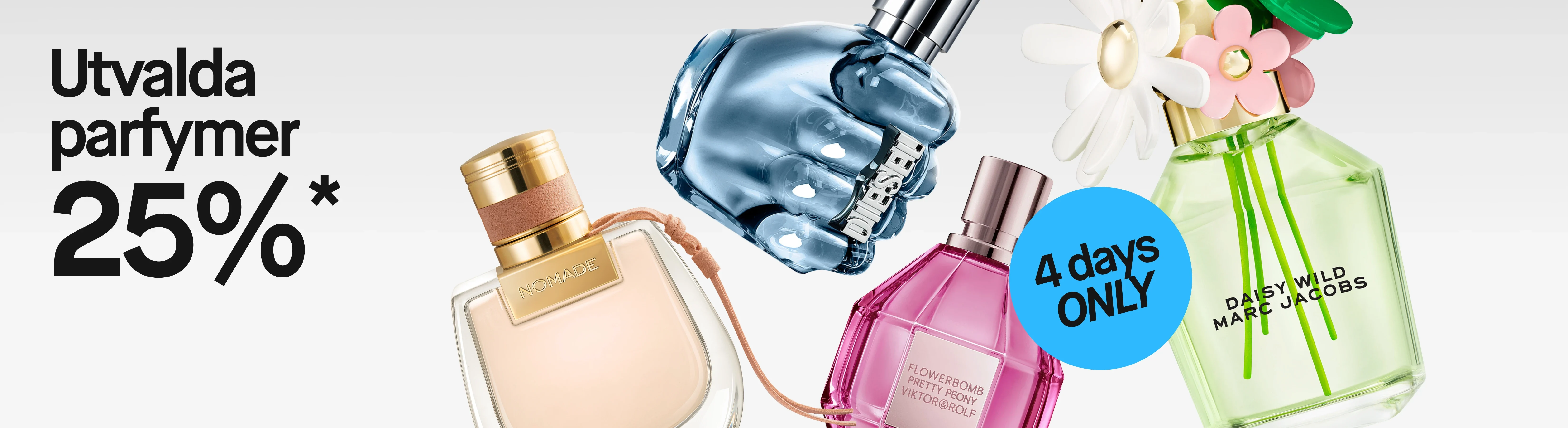 Kampanjbild med texten ”Utvalda parfymer 25%*” och en blå cirkel med texten ”4 days ONLY”. Bilden visar parfymflaskorna Chloé Nomade, Diesel, Marc Jacobs Daisy Wild och Viktor&Rolf Flowerbomb Pretty Peony mot ljusgrå bakgrund. På flaskorna syns bland annat texterna ”NOMADE”, ”DIESEL”, ”DAISY WILD MARC JACOBS” och ”FLOWERBOMB PRETTY PEONY VIKTOR&ROLF”.