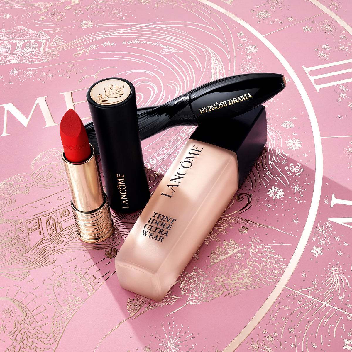 Lancôme sminkprodukter, inklusive röd läppstift, mascara och foundation, placerade på en rosa ask. Asken har dekorativa detaljer och en urtavla.