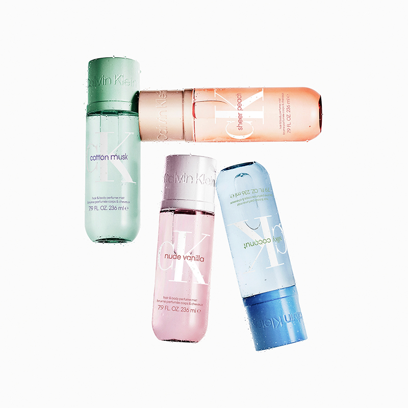 Fyra Calvin Klein-doftflaskor märkta "cotton musk", "sheer peach", "nude vanilla" och "silky coconut". Flaskorna är ljusgröna, persikofärgade, ljusrosa och ljusblå.