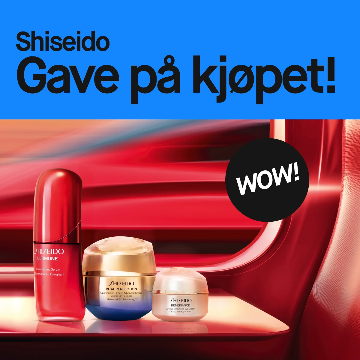 Tre Shiseido hudpleieprodukter, inkludert Ultimune Power Infusing Serum, Vital Perfection Uplifting and Firming Cream og Benefiance Wrinkle Smoothing Cream, mot en rød bakgrunn. Teksten 'Shiseido Gave på kjøpet!' og 'WOW!' er synlige