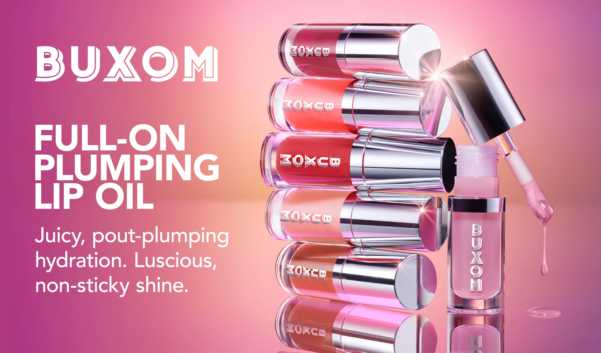 En stabel med fargerike lipgloss-flasker med skinnende sølvhetter står mot en gradient bakgrunn i rosa og oransje toner. En av flaskene er åpen, og applikatoren henger over, klar til bruk.