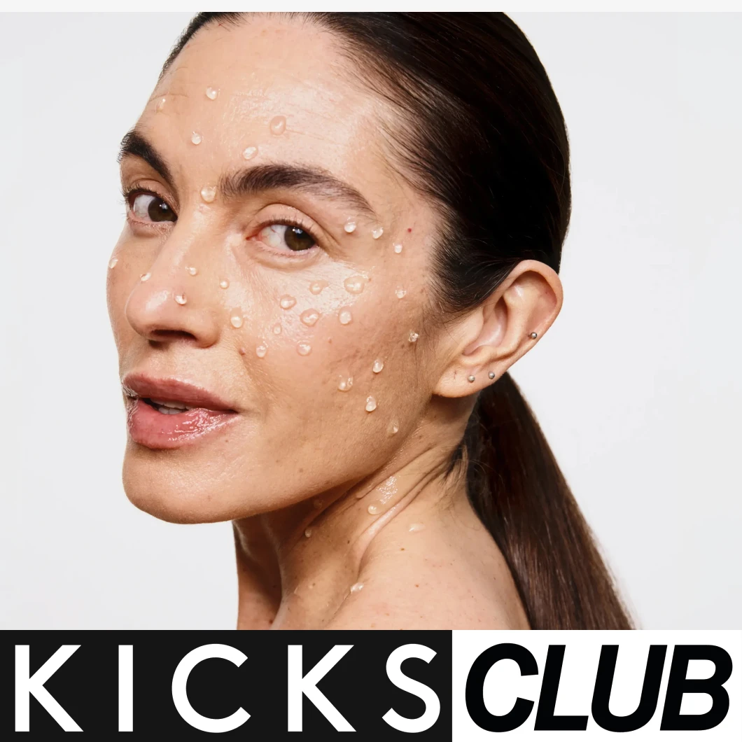 Nærbilde av en persons ansikt med klare væskedråper. 'KICKS CLUB' tekst til venstre.