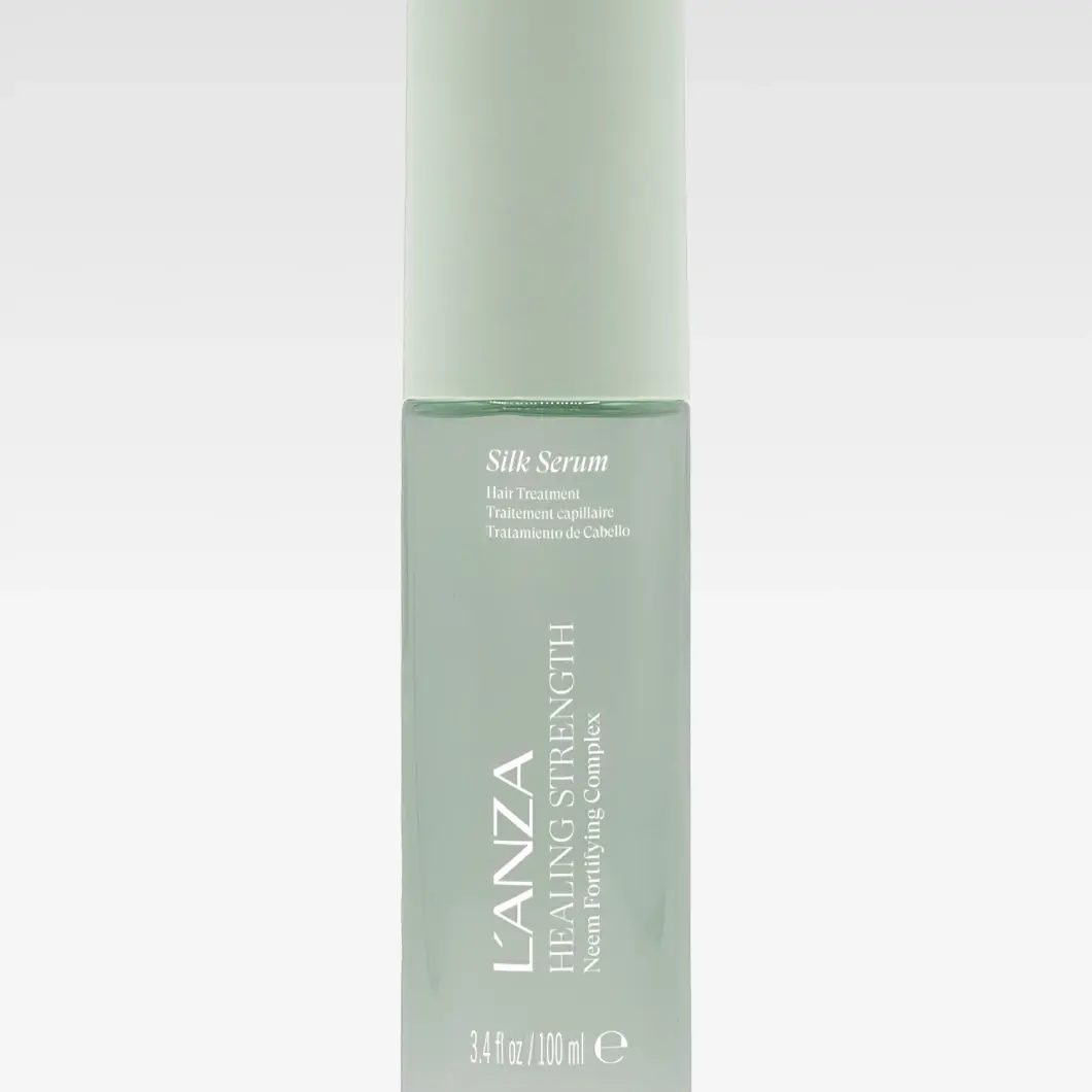 Lanza Healing Strength Silk Serum er et hårserum i en lysegrønn flaske. På emballasjen vises tekstene "Silk Serum", "Hair Treatment", "LANZA", "HEALING STRENGTH", "Neem Fortifying Complex" og "100 ml".