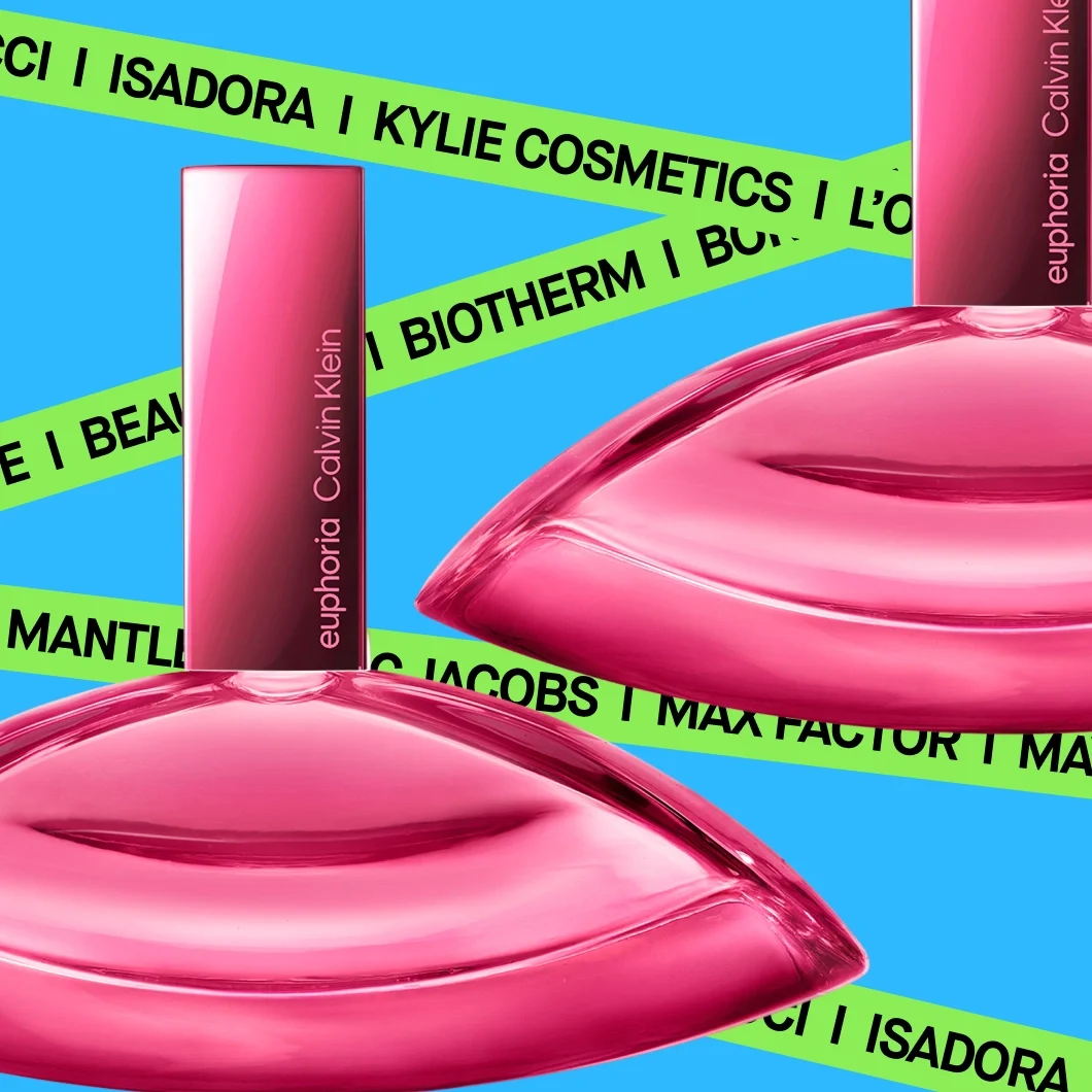 To rosa parfymeflasker med Calvin Klein Euphoria mot blå bakgrunn med grønne bånd som viser merkene BeautyAct, Biotherm, Isadora, Kylie Cosmetics, L’Oréal, Marc Jacobs og Max Factor. Synlig tekst på flaskene: «euphoria Calvin Klein».
