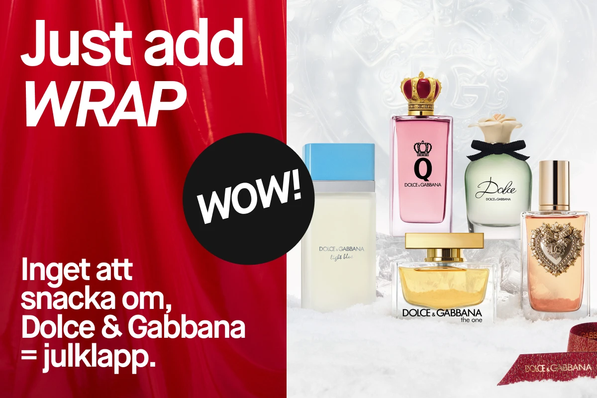 Dolce & Gabbana-parfymer i olika färger och former, inklusive Light Blue och The One, på snötäckt yta framför ljus bakgrund med röda draperier – lyxig parfymkampanj med jultema.