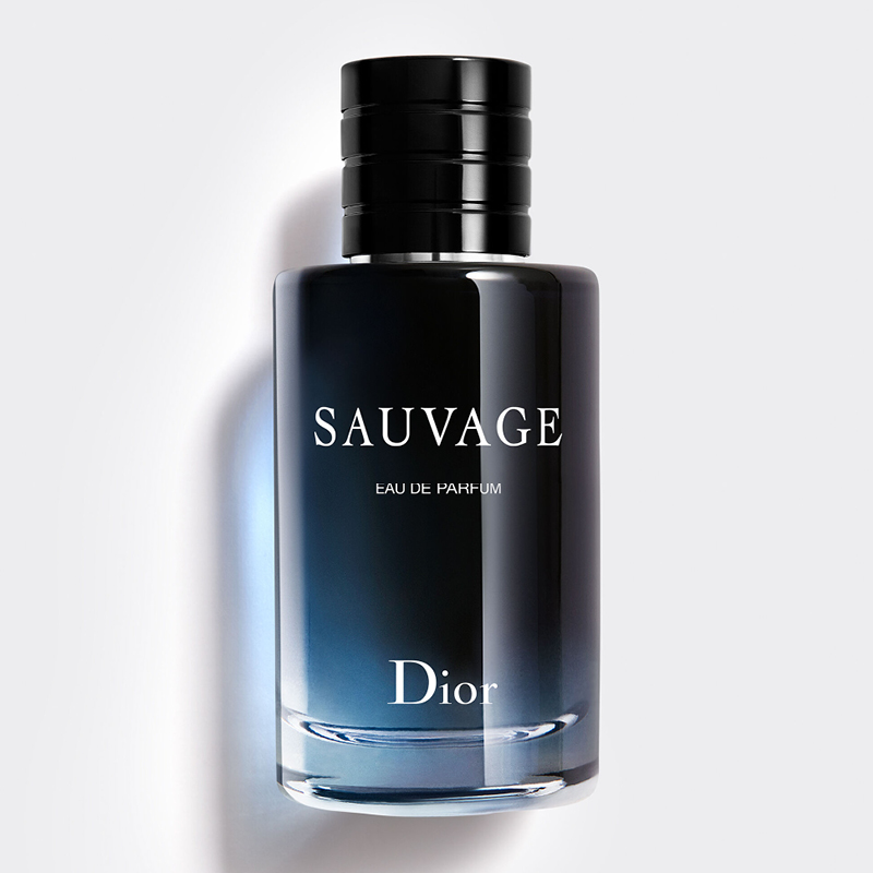Dior Sauvage Eau de Parfum tummansinisessä lasipullossa mustalla korkilla valkoista taustaa vasten.