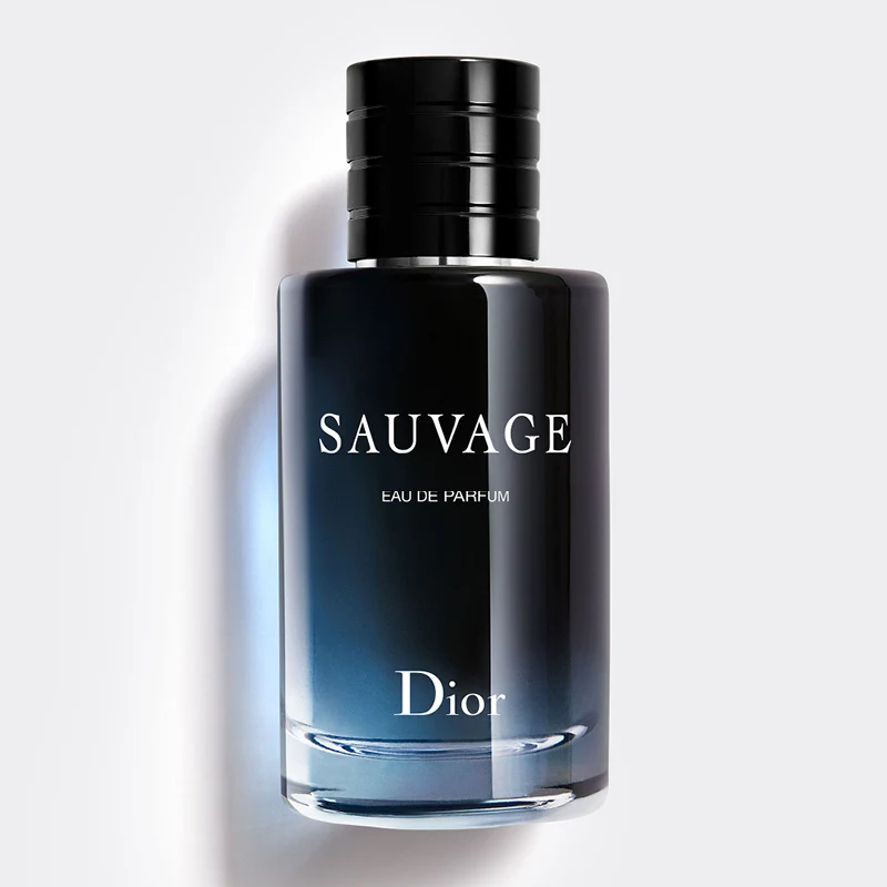 Dior Sauvage Eau de Parfum i mørkeblå glassflaske med sort kork mot hvit bakgrunn.