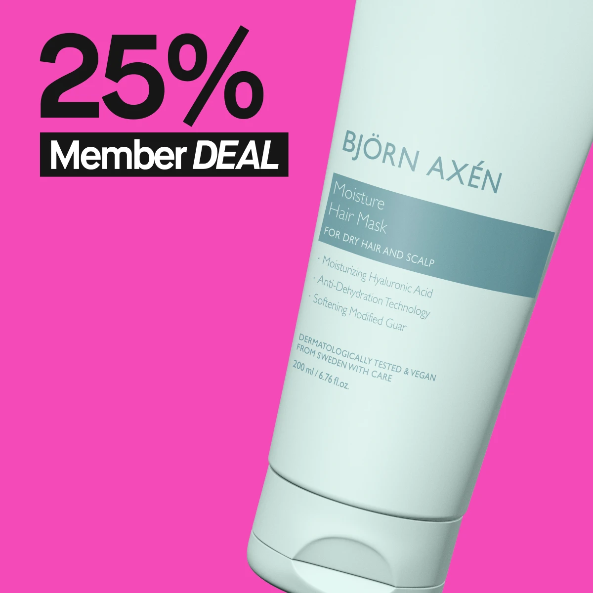 Bildet viser et nærbilde av en hvit tube med blå detaljer fra Björn Axén. Teksten på tuben lyder "Moisture Hair Mask for dry hair and scalp". Bakgrunnen er rosa og teksten "25% Member DEAL" vises over tuben.