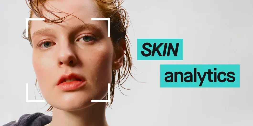 En person med långt, lockigt hår bär en basebollhjälm och håller en basebollträ över axeln. Texten "SKIN analytics" är placerad bredvid personen.
