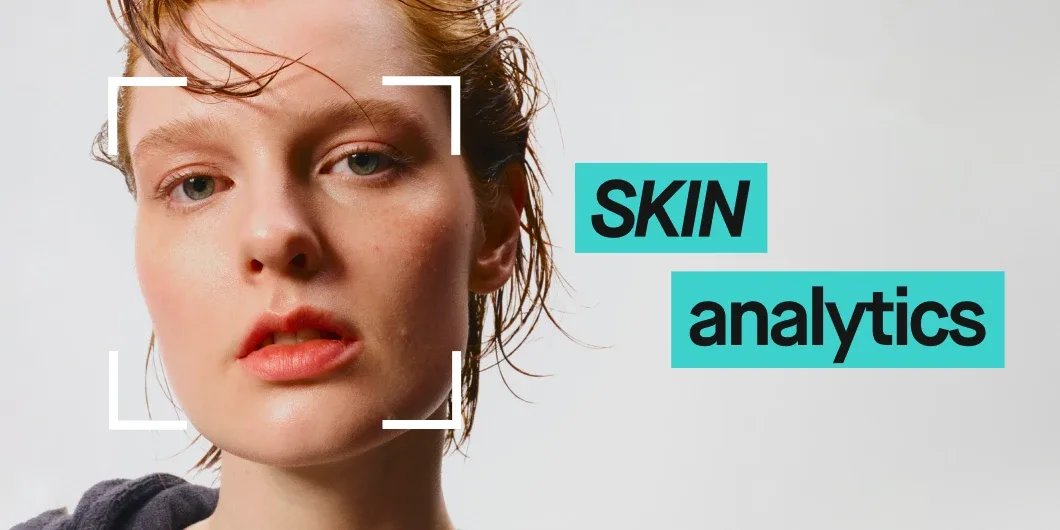 En person med långt, lockigt hår bär en basebollhjälm och håller en basebollträ över axeln. Texten "SKIN analytics" är placerad bredvid personen.