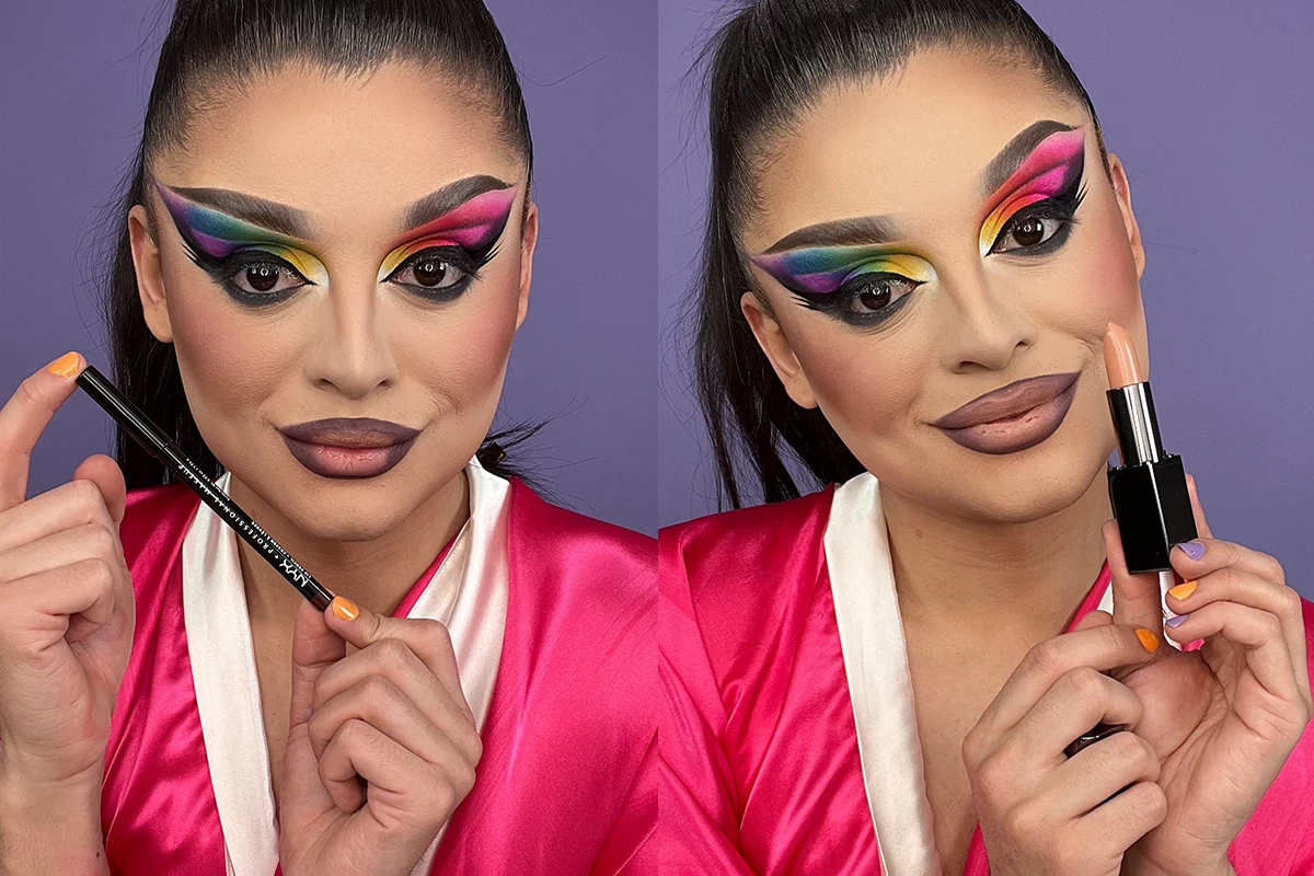 En person med suddat ansikte håller upp två olika sminkprodukter mot en lila bakgrund.