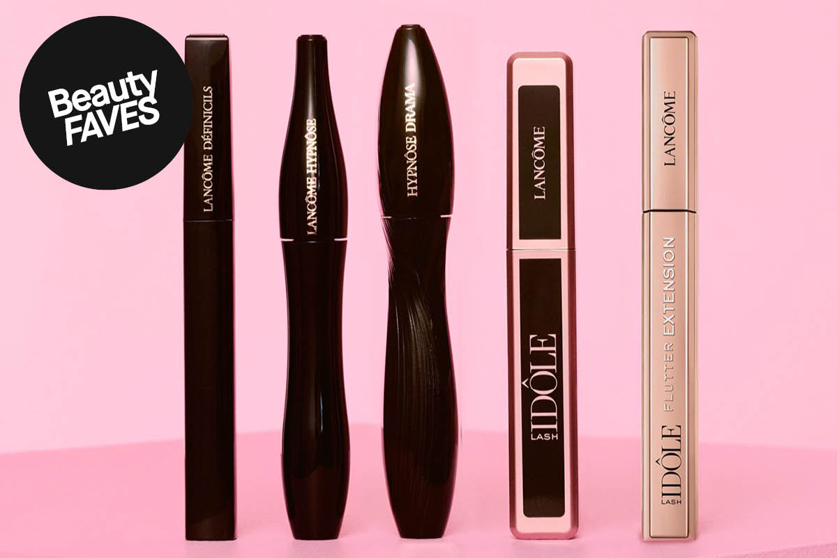 Fem Lancôme-maskaraer står på rad mot rosa bakgrunn. Sticker med teksten Beauty FAVES!