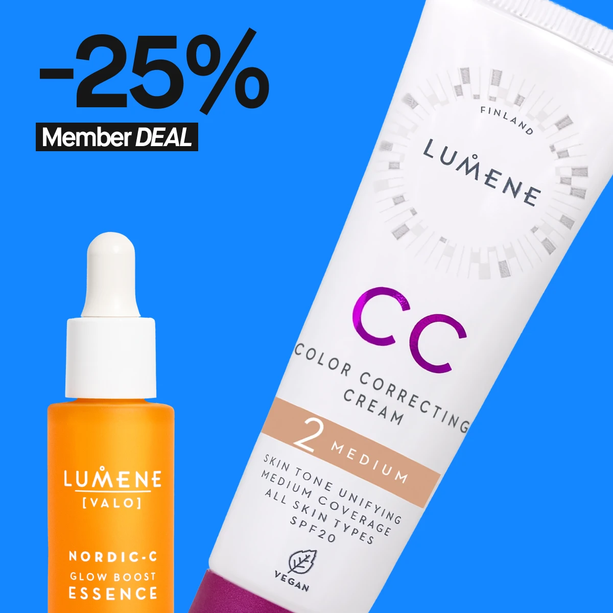 Kaksi Lumene-tuotetta: oranssi pullo Nordic-C Glow Boost Essence -hoitotiivistettä, joka antaa iholle hehkua, ja tuubi CC Color Correcting Cream -värinkorjausvoidetta sävyssä Medium, joka sisältää SPF 20 ja sopii kaikille ihotyypeille. Tuotteet näkyvät kirkkaan sinistä taustaa vasten, jossa teksti '25% Member DEAL' mustalla ja valkoisella.